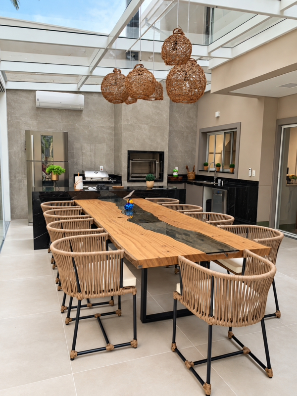 Conjunto de mesa Verona madeira com tampo de madeira e detalhe em resina escura, base preta e cadeiras de corda náutica bege